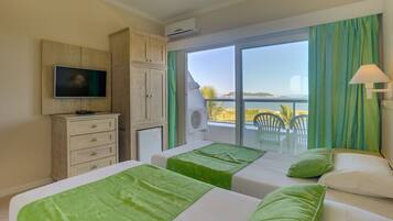 Family Room | Minibar, in-room safe, desk, blackout drapes