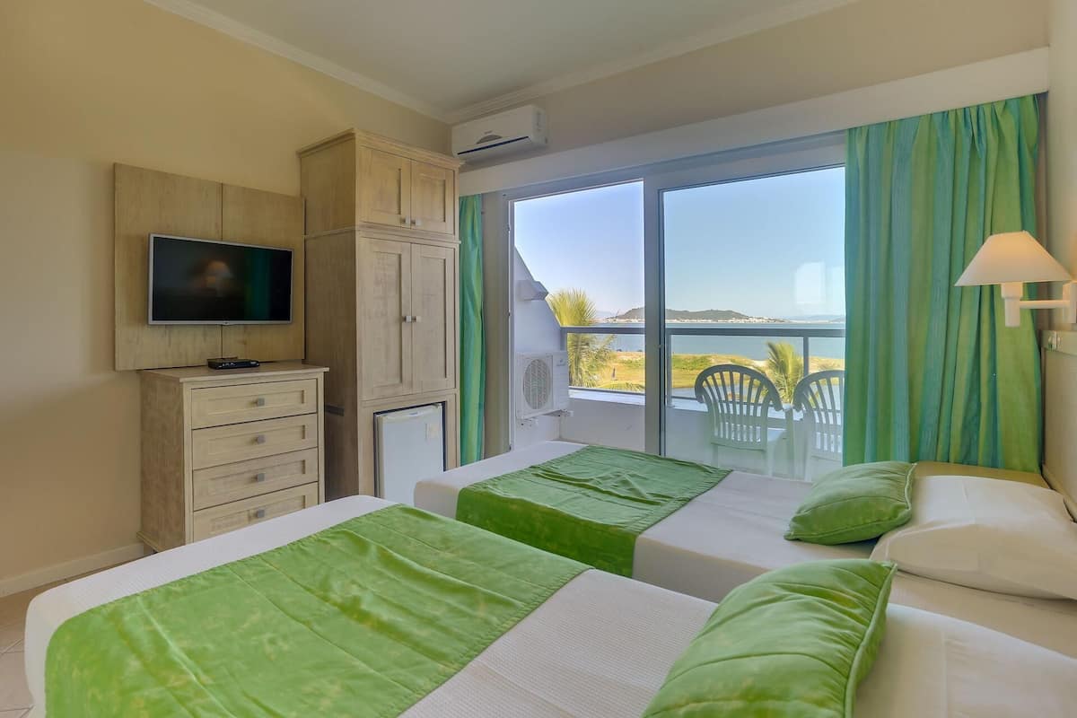1 chambre, minibar, coffres-forts dans les chambres, bureau