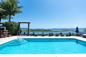 室內泳池、室外泳池；泳池傘、躺椅