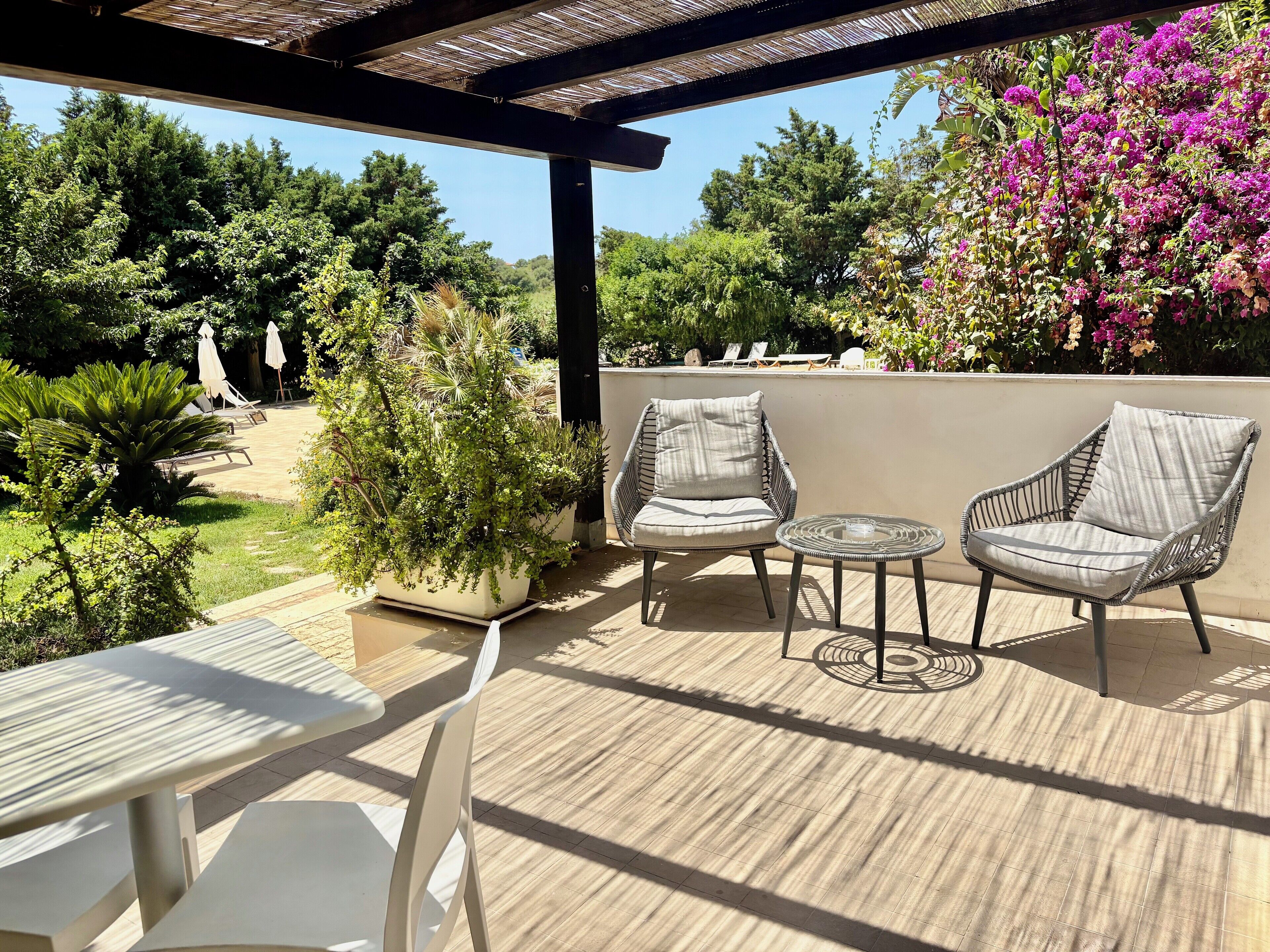 Standard-studio, 1 parisänky tai 2 yhden hengen sänkyä, keittotila, näköala puutarhaan | Terassi/patio