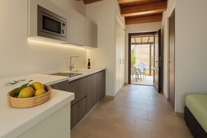 Suite Studio Standard | Cuisine privée | Grand réfrigérateur, micro-ondes, plaque de cuisson, machine à expresso