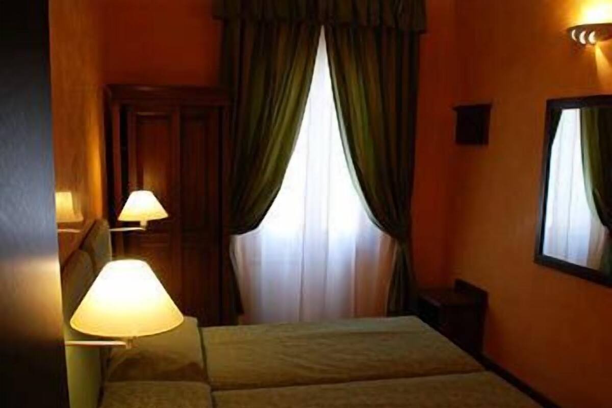 Klassieke driepersoonskamer | Luxe beddengoed, een minibar, een kluis op de kamer, een bureau