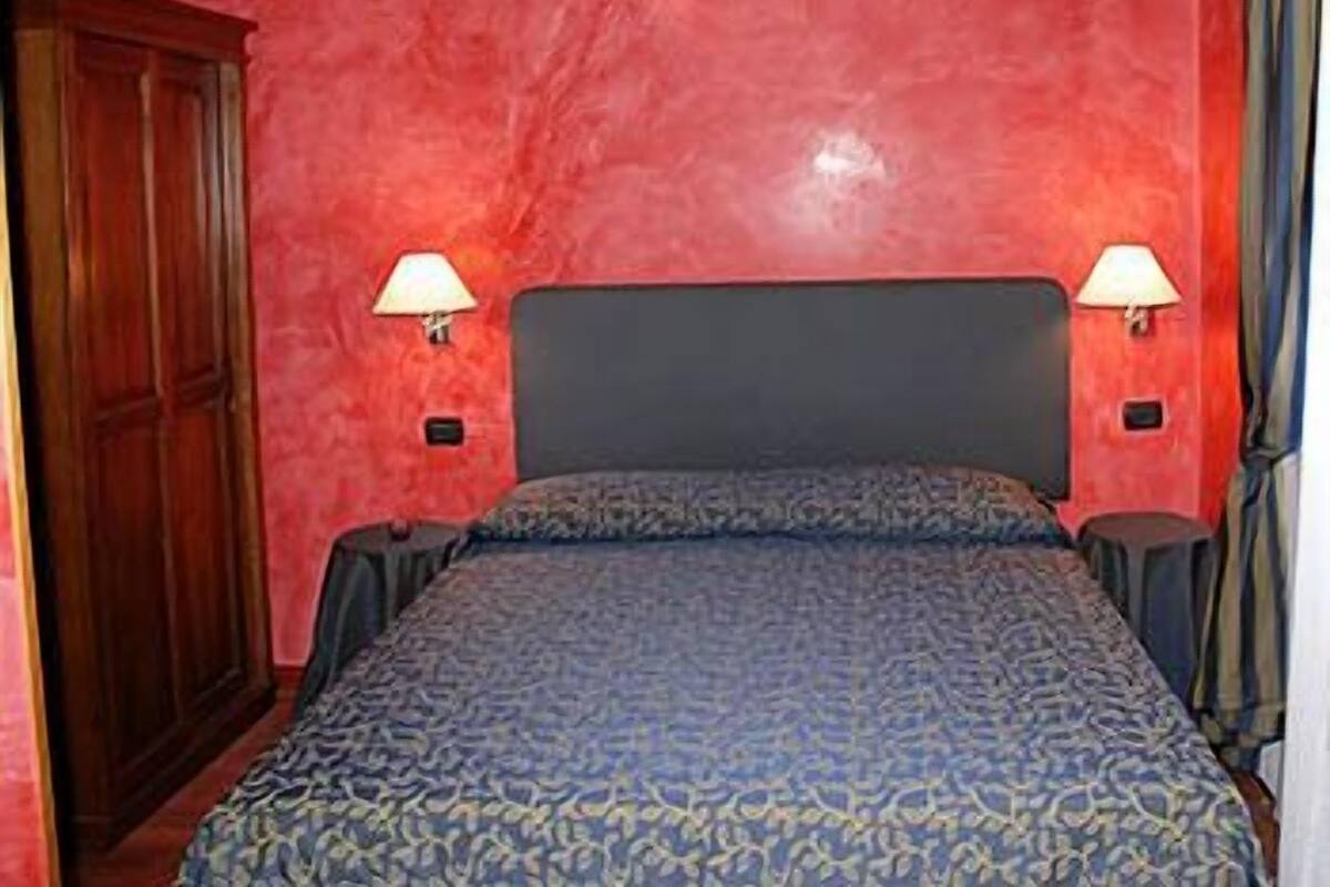 Superior tweepersoonskamer | Luxe beddengoed, een minibar, een kluis op de kamer, een bureau