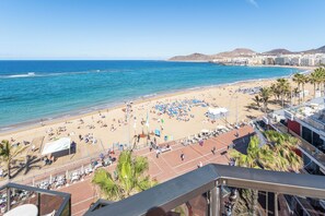 Habitación triple estándar, vistas al mar | Edredones de plumas, colchones con acolchado adicional, escritorio