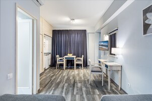 Cubrecamas, colchones con pillow-top y escritorio 