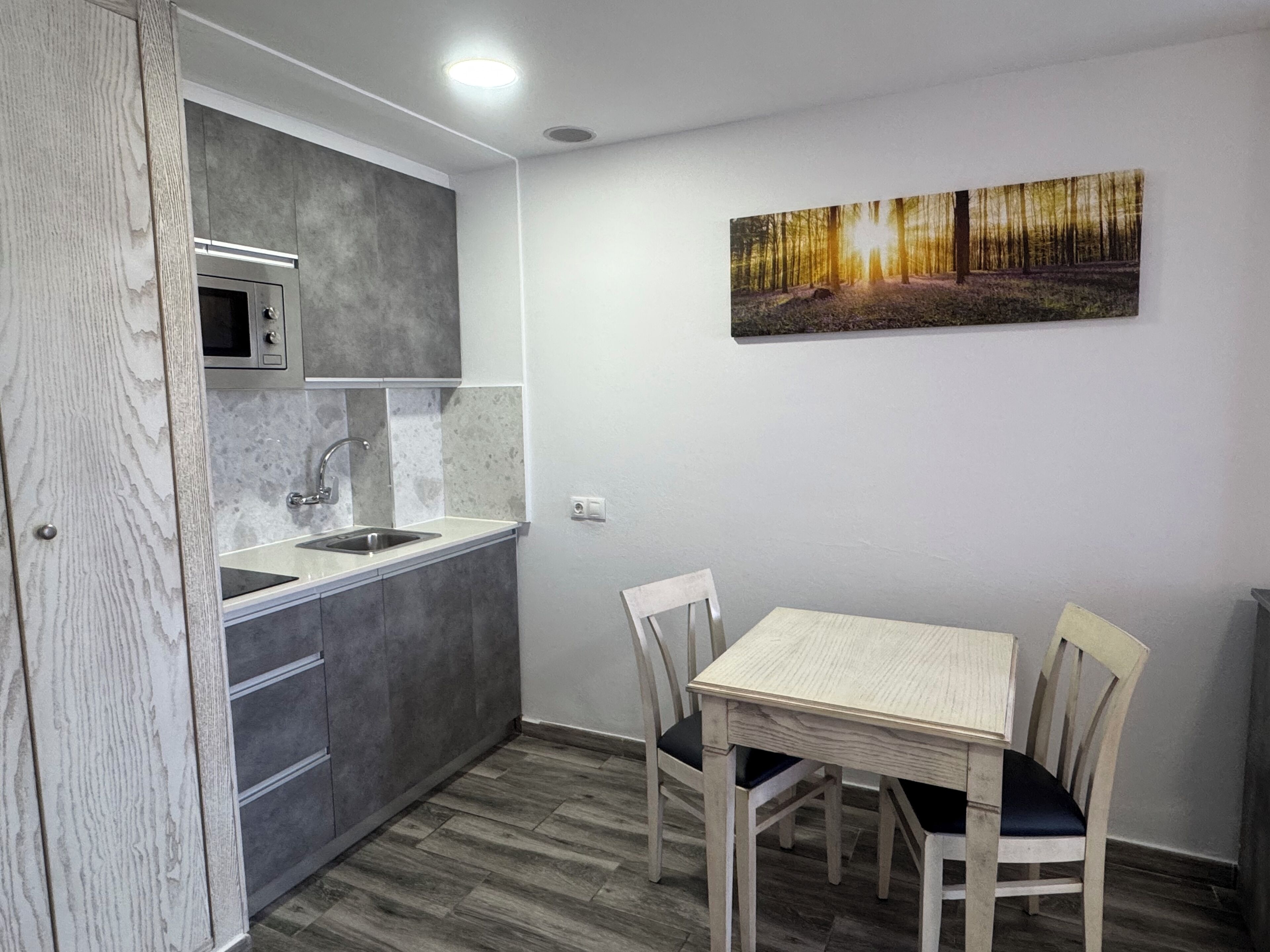 Geladeira, micro-ondas, cooktop, máquina de café expresso