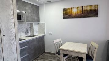 Geladeira, micro-ondas, cooktop, máquina de café expresso