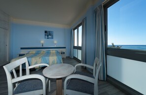 Down comforters, pillowtop beds, desk, iron/ironing board - Apartamentos Colón Playa (Las Palmas de Gran Canaria)