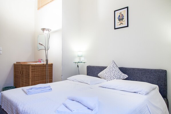 Double or Twin Room, Shared Bathroom - Bed & Bed Cassia (Florence)