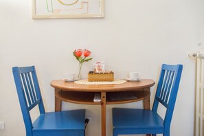 Dobbelt- eller tomannsrom, privat bad | Spiseområde på rommet