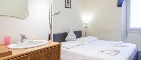 Habitación con 1 cama matrimonial o 2 individuales, baño compartido | Escritorio y wifi gratis