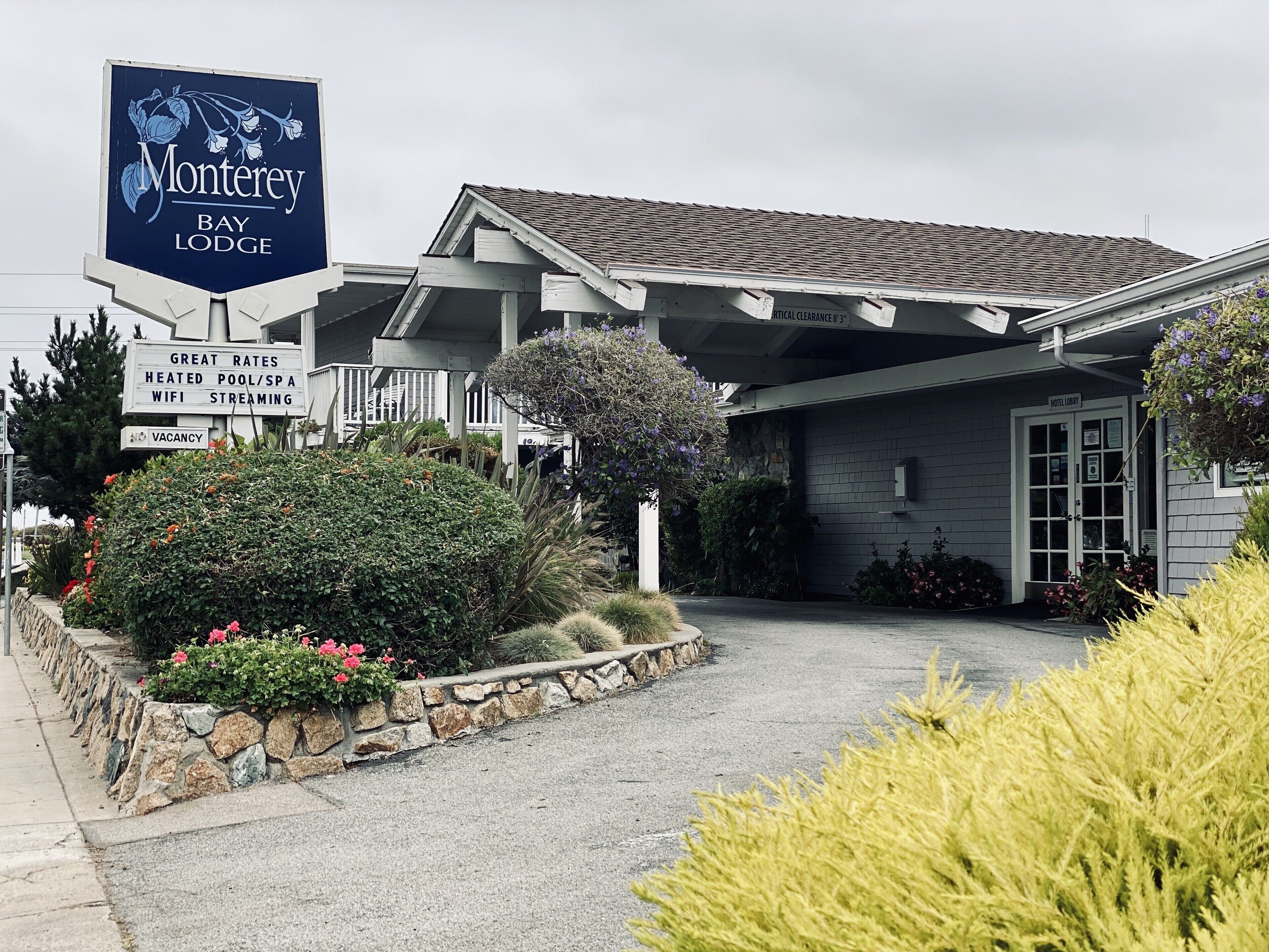 Vista frontal de la propiedad