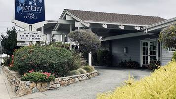 Vista frontal de la propiedad