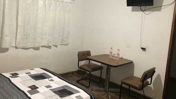Habitación clásica con 1 cama doble o 2 individuales, 1 cama de matrimonio, no fumadores | Escritorio y ropa de cama