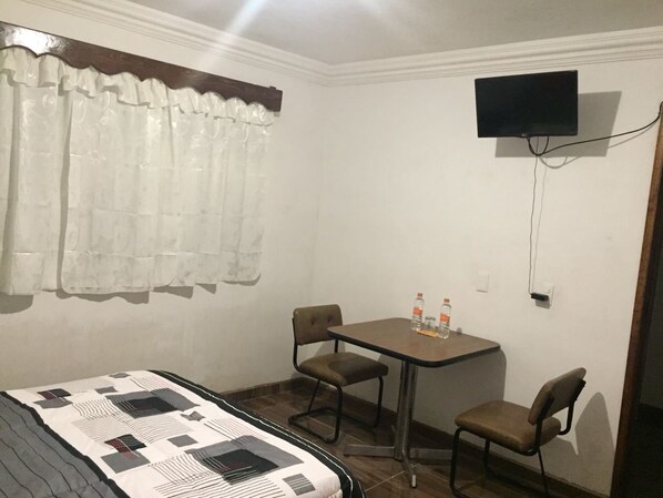 クラシック ダブルまたはツインルーム クイーンベッド 1 台 バリアフリー 禁煙 | デスク、有線インターネットアクセス (無料)、ベッドシーツ