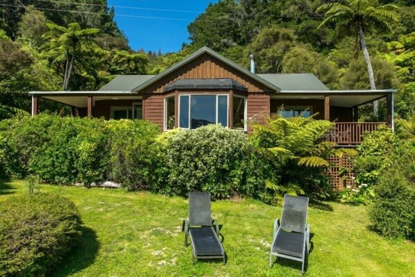 Unclassified image, 1 of 14, button - MAHANA LODGE (Punga Cove)