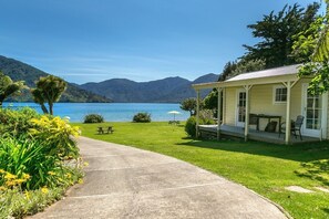 Unclassified image, 5 of 14, button - MAHANA LODGE (Punga Cove)