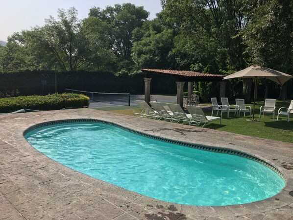 حمّام سباحة خارجي