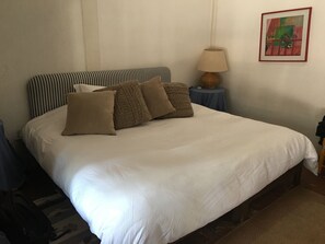 ألحفة محشوة بالريش وطراز فريد لكل وحدة وستائر تعتيم وواي فاي مجانًا