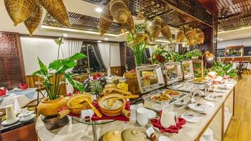 Daily cooked-to-order breakfast (VND 200000 per person)