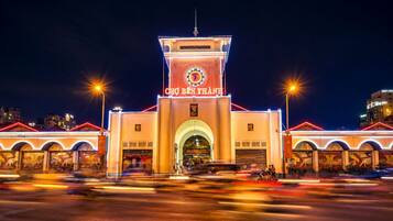 Un grand bâtiment doté d’une tour horlogée et d’une enseigne sur laquelle on peut lire « CHO BÃEN THANH ».