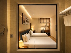 Minibar, in-room safe, desk, laptop workspace - Happy Life Grand Hotel & Sky Bar (Ho Chi Minh City)