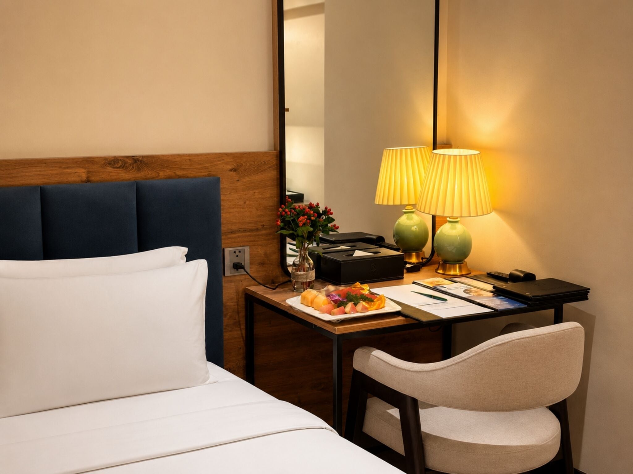 Minibar, coffres-forts dans les chambres, bureau
