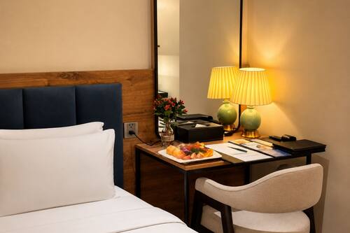 Minibar, coffres-forts dans les chambres, bureau