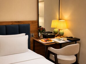 Minibar, coffres-forts dans les chambres, bureau