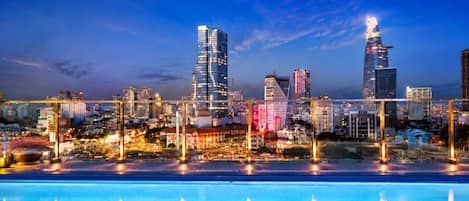 Un horizonte urbano con edificios modernos, una piscina y cielo despejado.