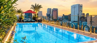 Happy Life Grand Hotel & Sky Bar