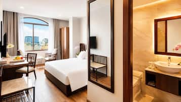 Kamar Eksekutif (Gallica, Afternoon Tea, 1 Cocktail) | Minibar, brankas, meja kerja, dan ruang kerja ramah laptop
