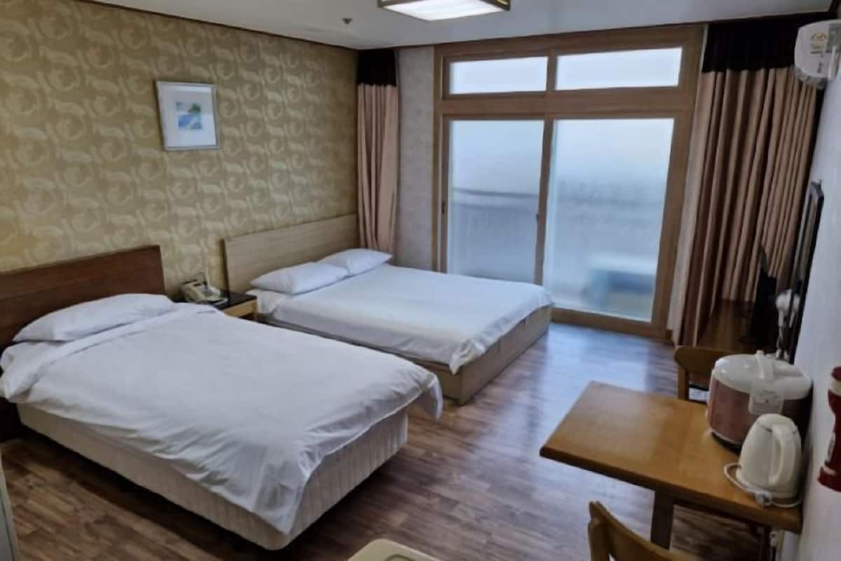 Blackout drapes, free WiFi, bed sheets