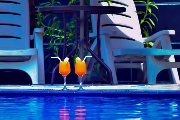 Una piscina al aire libre