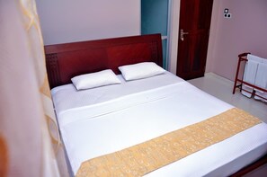 Quarto casal standard, 1 cama King, para não fumantes | Quartos à prova de som, ferros/tábuas de passar roupa, Wi-Fi de cortesia