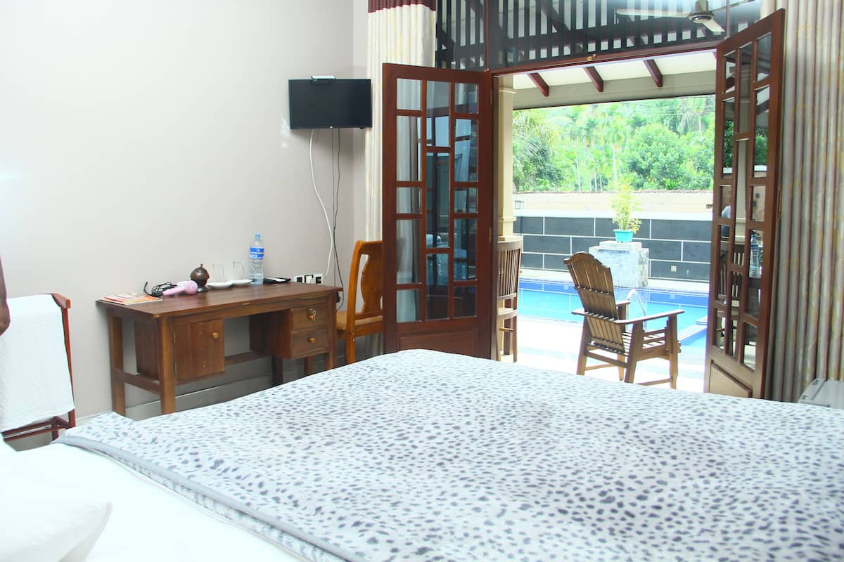 Quarto casal standard, 1 cama King, para não fumantes | Quartos à prova de som, ferros/tábuas de passar roupa, Wi-Fi de cortesia