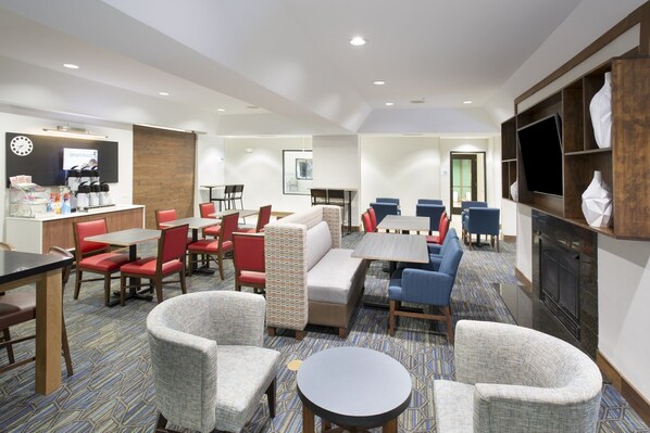 Dining - Holiday Inn Express - Village West (Kansas City)