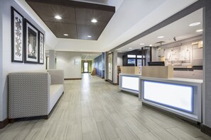 Lobby - Holiday Inn Express - Village West (Kansas City)