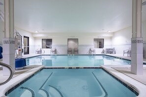 Indoor pool - Holiday Inn Express - Village West (Kansas City)