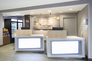Lobby - Holiday Inn Express - Village West (Kansas City)