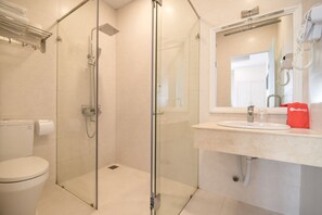 家庭套房 | 浴室 | 淋浴設備、免費盥洗用品、吹風機、拖鞋