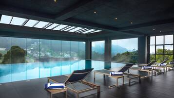 Una piscina techada, una piscina al aire libre