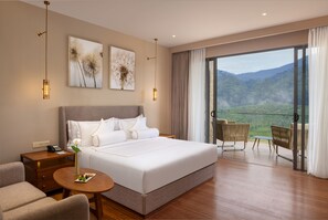 Mountain View Suite | Egyptian cotton sheets, premium bedding, minibar, desk