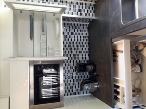 Basic Villa, 3 Bedrooms | Private kitchen | Full-sized fridge, microwave, oven, dishwasher - Perfect Villa 4 BR with new kitchen (Partille)