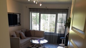Villa – basic, 3 soverom | Oppholdsrom | Flatskjerm-TV og Netflix