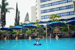 Außenpool, geöffnet von 06:00 Uhr bis 18:00 Uhr, Sonnenschirme