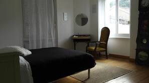 Ferienhaus, 2 Schlafzimmer | Schreibtisch, schallisolierte Zimmer, Bügeleisen/Bügelbrett, Bettwäsche