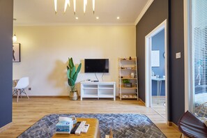 Comfort Quadruple Room | Desk, blackout drapes, rollaway beds, free WiFi - Hangzhou Stone Boutique Guesthouse (Hangzhou)