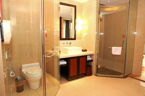 Suíte executiva | Banheiro | Chuveiro, produtos de toalete grátis, secador de cabelo, chinelos