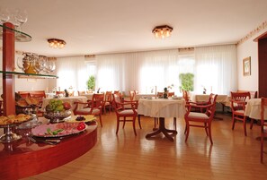 Tägliches Frühstücksbuffet (10 EUR pro Person)